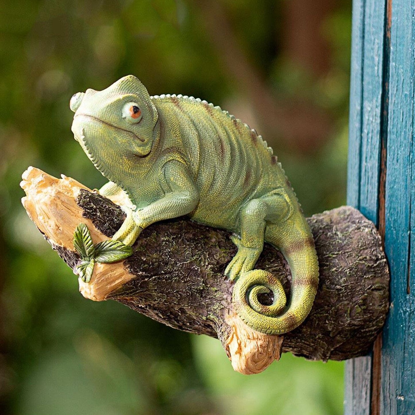 Chamäleonfigur aus Harz auf dem Baum