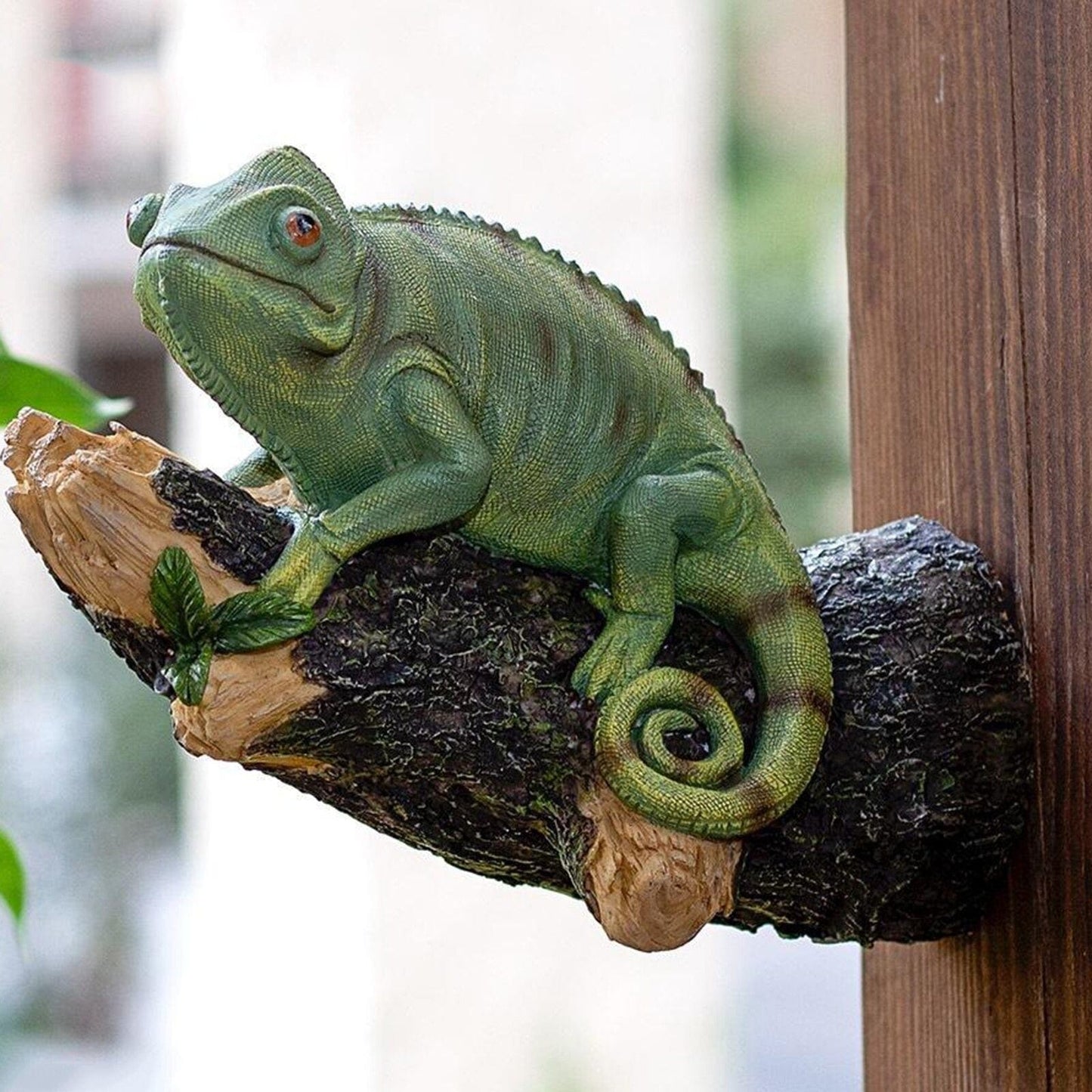 Živicia chameleónová figurína na strome